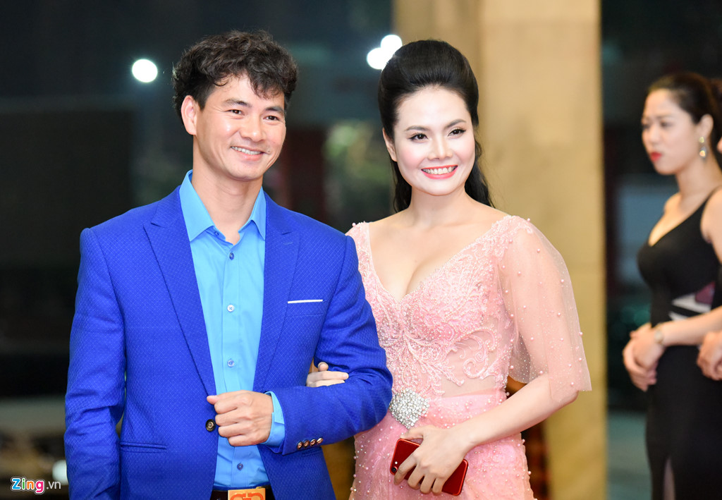 Huyền My gợi cảm trên thảm đỏ giải Cống hiến